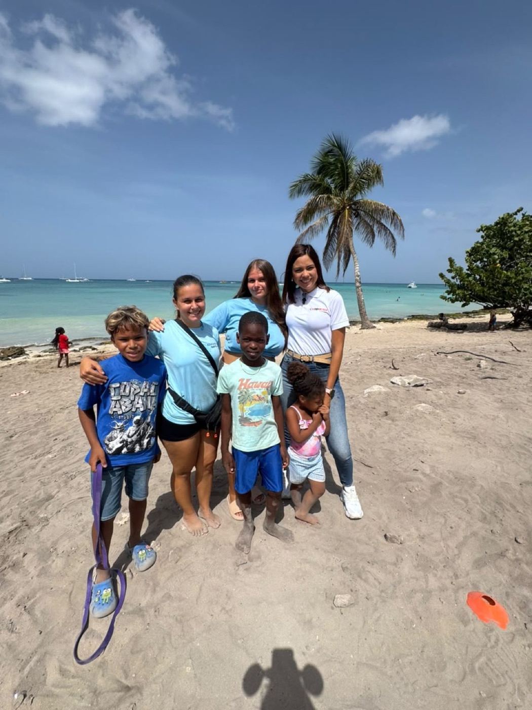 Equipo COOPACSOL con niños de la comunidad en la playa de Bayahibe