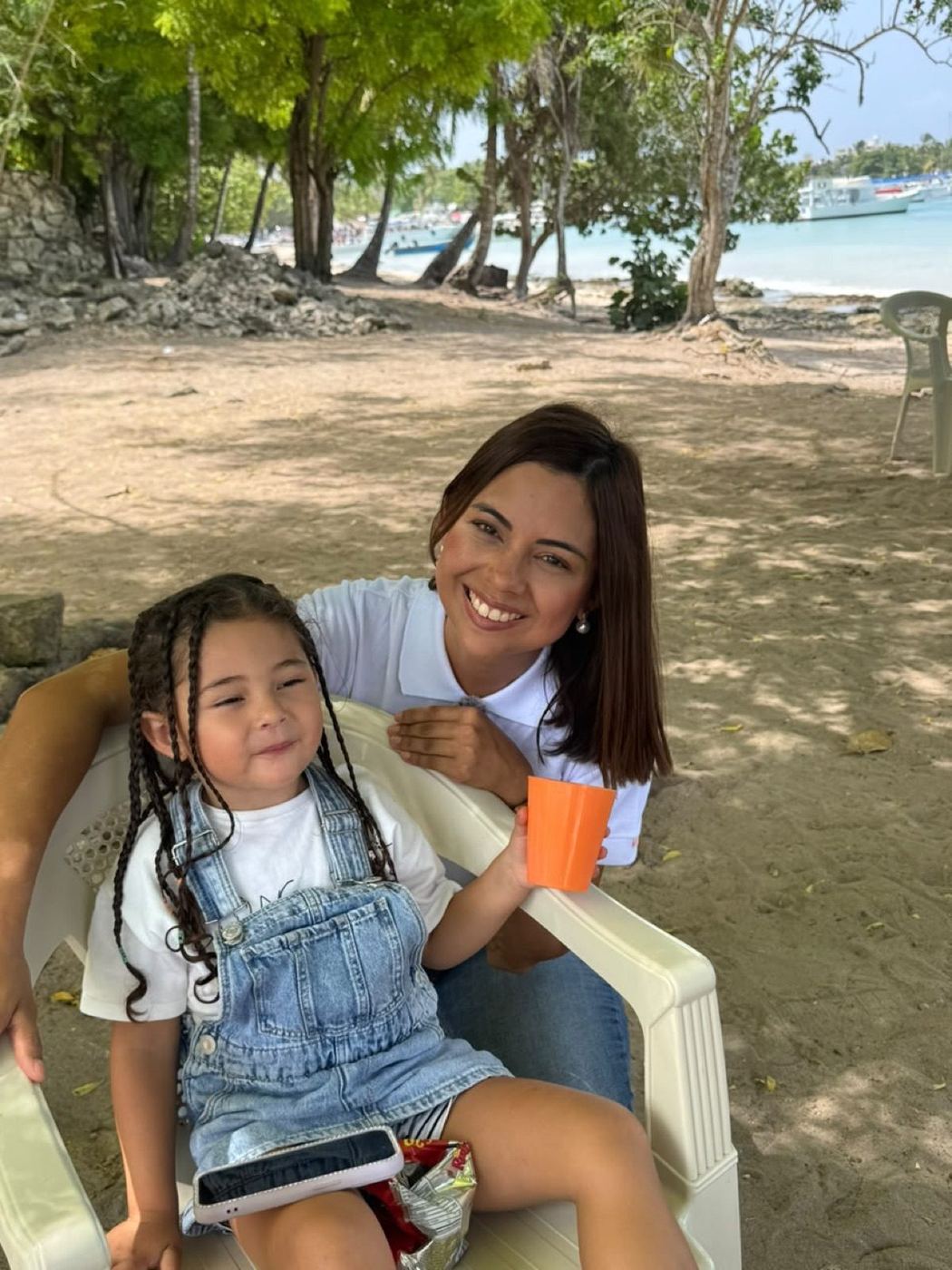 Voluntaria de COOPACSOL compartiendo con una niña en un campamento